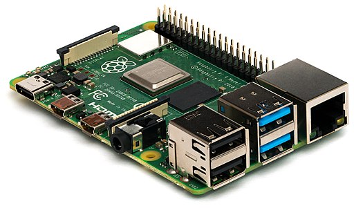 Raspberry Pi 4 vor weißem Hintergrund. Besonders deutlich sind der Netzwerkanschluss und die USB-Anschlüsse auf der Platine zu sehen.